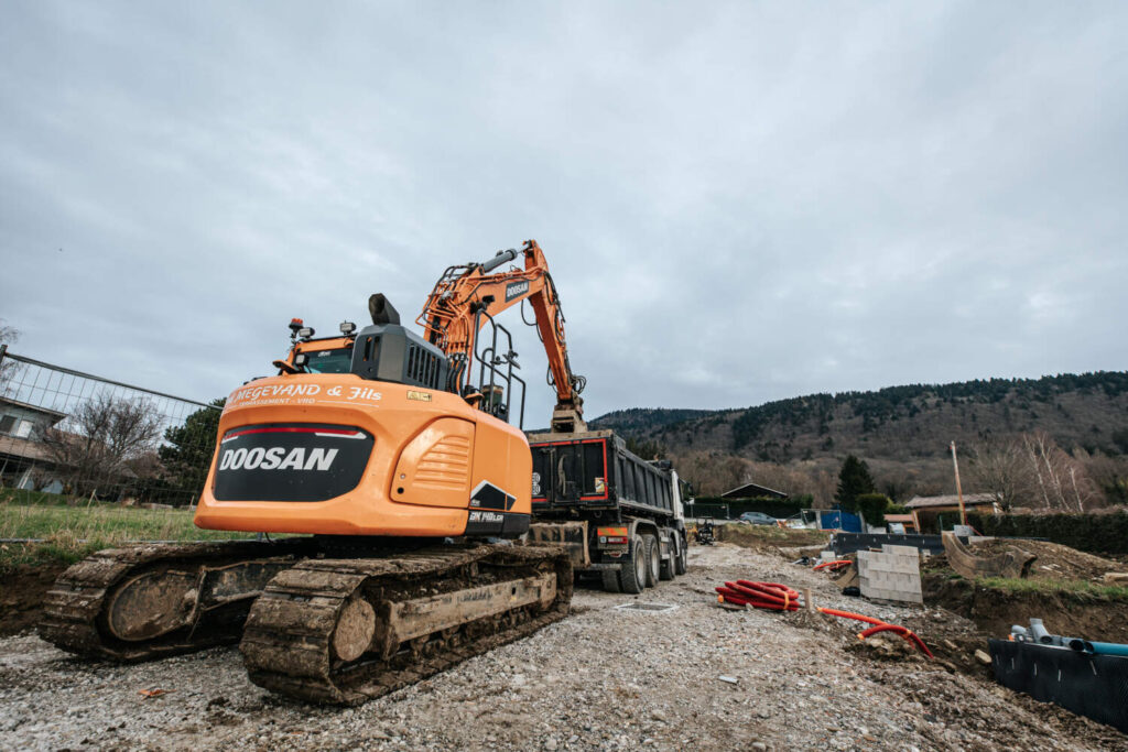 ENGINS DE TERRASSEMENT DE L'ENTREPRISE PAUL MEGEVAND ET FILS