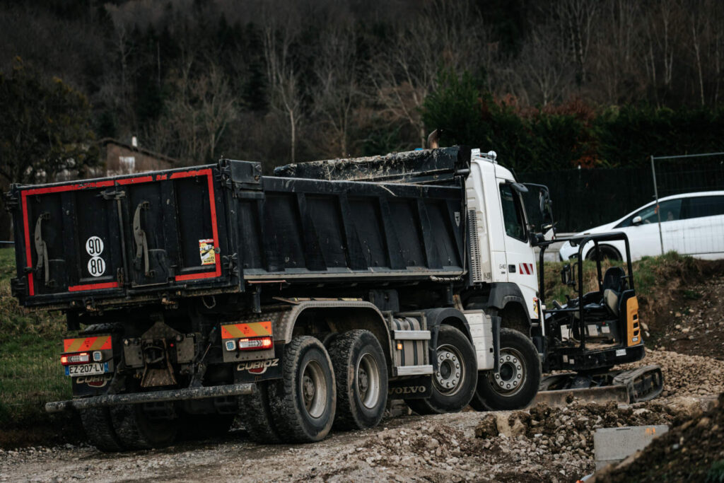 CAMION DE L'ENTREPRISE PAUL MEGEVAND ET FILS TERRASSEMENT ET DÉMOLITION