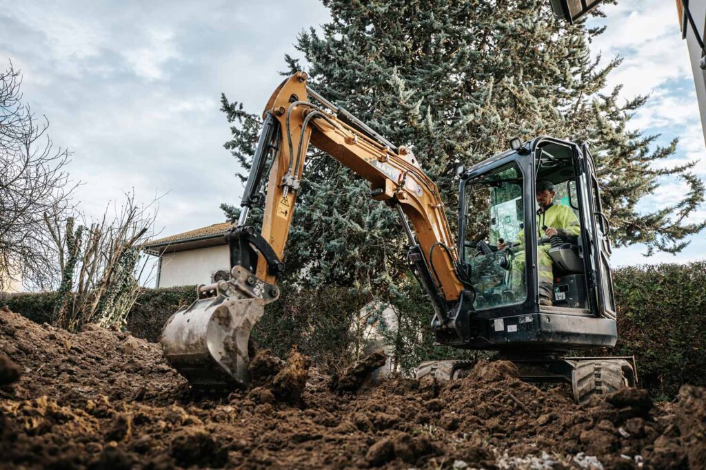 L'ENTREPRISE PAUL MEGEVAND ET FILS ENTRAIN DE RÉALISER UN TERRASSEMENT À ÉTAUX